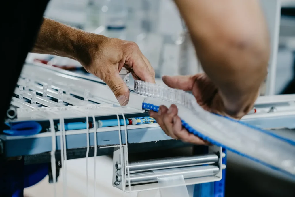 Pracownik hali produkcyjnej fabryki rolet plisowanych Działdowo